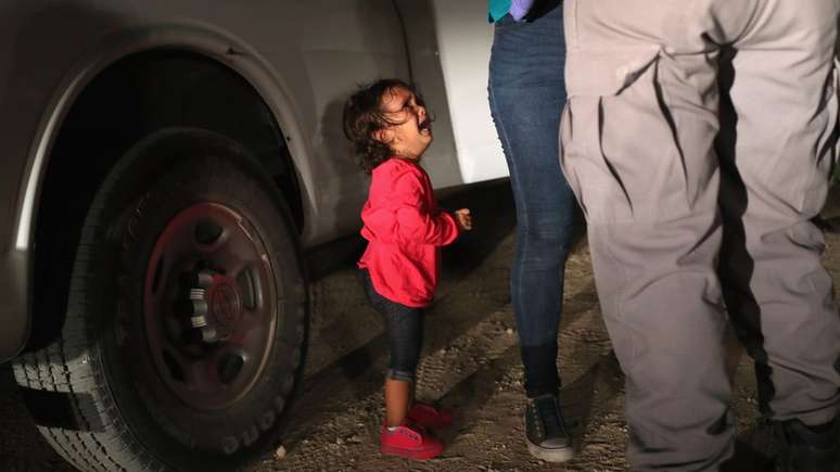 A imagem de Yanela Denise chorando ao olhar para a mãe gerou revolta contra medidas anunciadas em abril pelo governo Trump