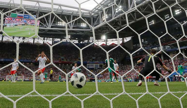 Brasileiro naturalizado polonês Thiago Cionek marca gol contra em jogo com Senegal