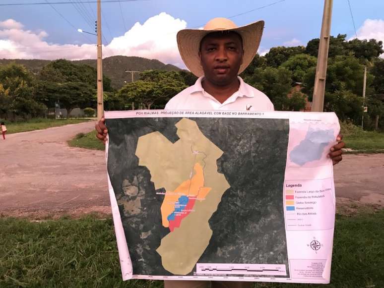 Vilmar de Souza Costa, presidente da Associação Quilombo Kalunga, posa para foto com o mapa da PCH a ser construída na comunidade Vão de Almas, Goiás, 15/03/2018 Thomson Reuters Foundation/Karla Mendes