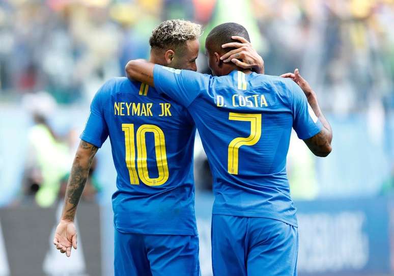 Neymar e Douglas Costa comemoram gol marcado pelo camisa 10 contra a Costa Rica 22/06/2018 REUTERS/Carlos Garcia Rawlins