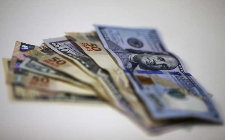 Notas de reais e dólares em foto ilustrativa
10/09/2015 REUTERS/Ricardo Moraes