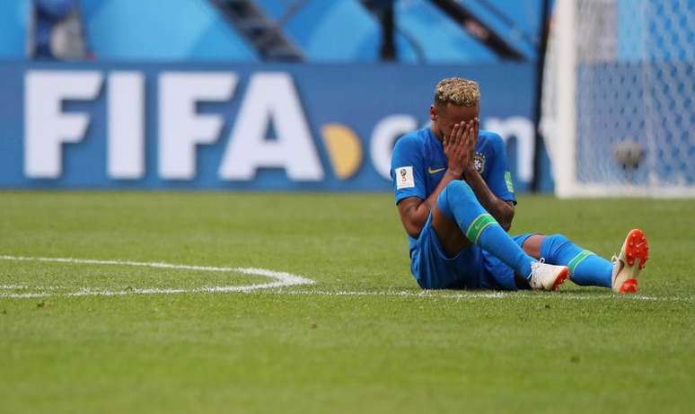 Neymar chora em campo após vitória do Brasil sobre a Costa Rica 22/06/2018  REUTERS/Marcos Brindicci