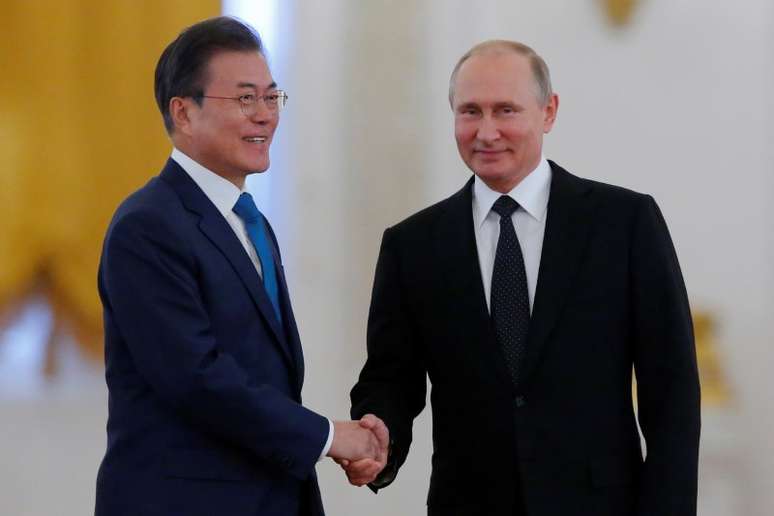 Presidentes da Rússia, Vladimir Putin, e da Coreia do Sul, Moon Jae-in, durante encontro no Kremlin
22/06/2018 REUTERS/Sergei Karpukhin