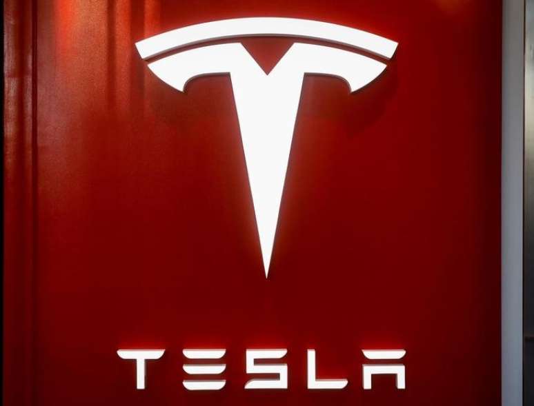 Logo da Tesla durante evento em Nova York, Estados Unidos
14/12/2017 REUTERS/Brendan McDermid