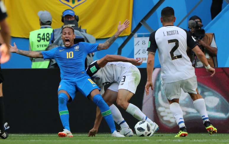 Neymar é derrubado na área, o juiz marca o pênalti, mas volta atrás após rever o lance pelo vídeo