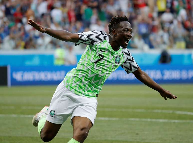 Musa comemora o seu segundo gol contra a Islândia; o segundo gol da Nigéria na Copa do Mundo