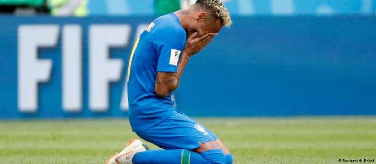 Símbolo da partida: ao fim do jogo, Neymar se ajoelhou e caiu no choro
