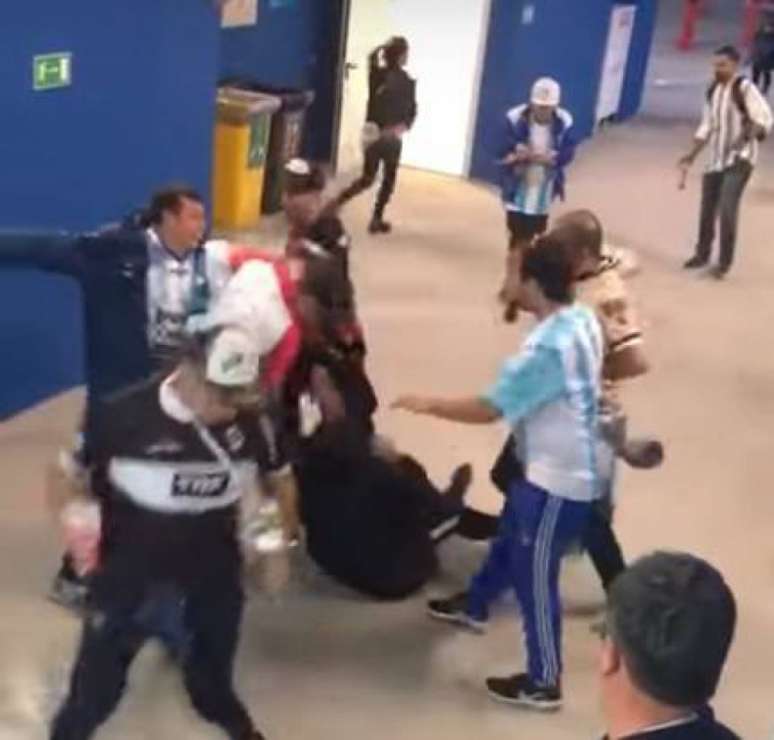 Grupo de argentinos é filmado agredindo dois torcedores croatas