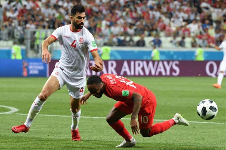 Sterling não foi tão bem no confronto contra a Tunísia (Foto: Mark Ralston / AFP)