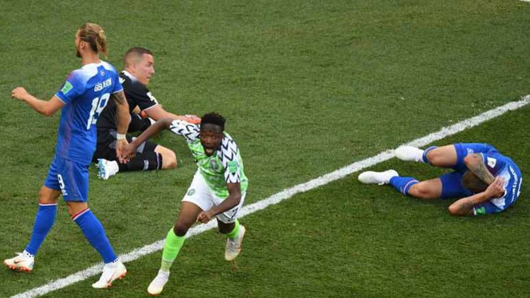 Musa comemora o primeiro gol da Nigéria contra a Islândia (Foto: PHILIPPE DESMAZES / AFP)