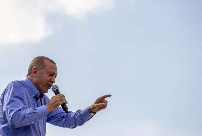 Tayyip Erdogan faz comício em Istambul, na Turquia