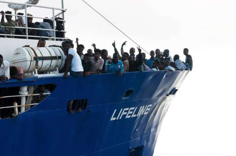 Deslocados externos resgatados pelo navio da ONG alemã Lifeline