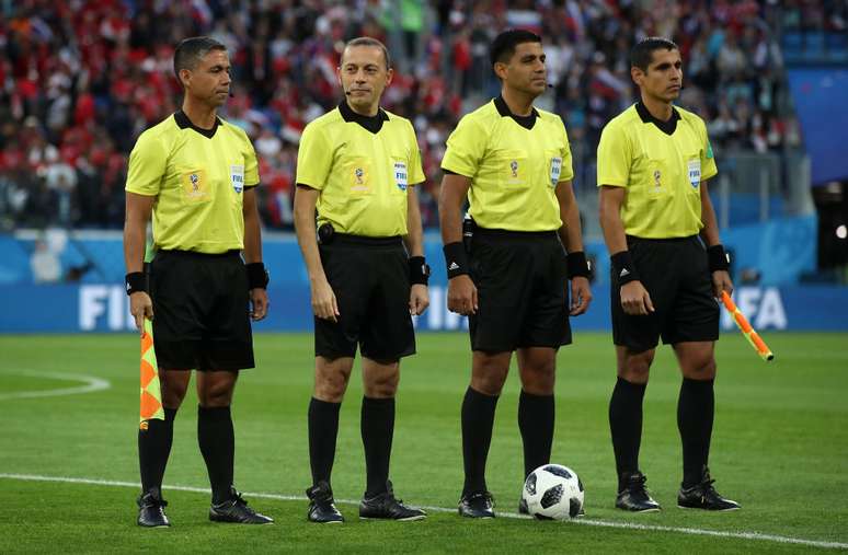 A equipe de arbitragem do jogo entre Rússia e Egito, comandada pelo árbitro Enrique Caceres