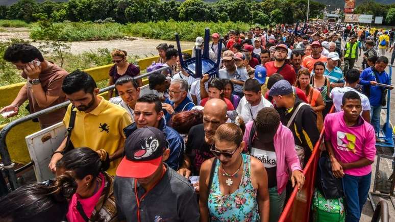 Milhares de venezuelanos cruzam a fronteira para a Colômbia todos os dias