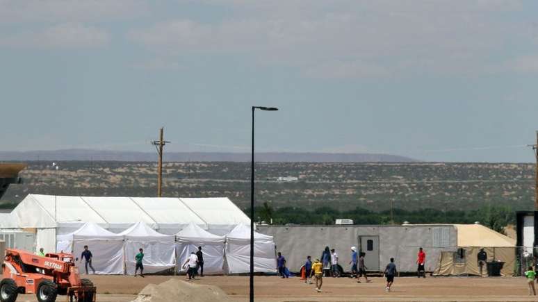 Nas últimas semanas, crianças foram separadas dos pais e levadas a abrigos como esse, na fronteira entre Estados Unidos e México