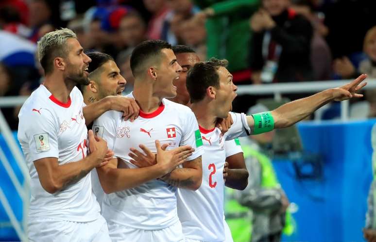 Granit Xhaka, da seleção da Suíça, comemora gol marcado contra a Sérvia na Copa do Mundo