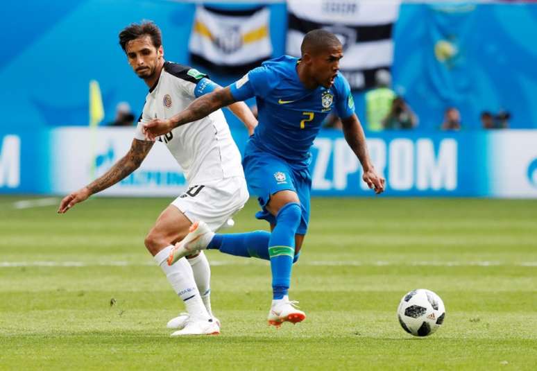 Douglas Costa durante partida da seleção brasileira contra  a Costa Rica na Copa do Mundo
22/06/2018 REUTERS/Carlos Garcia Rawlins