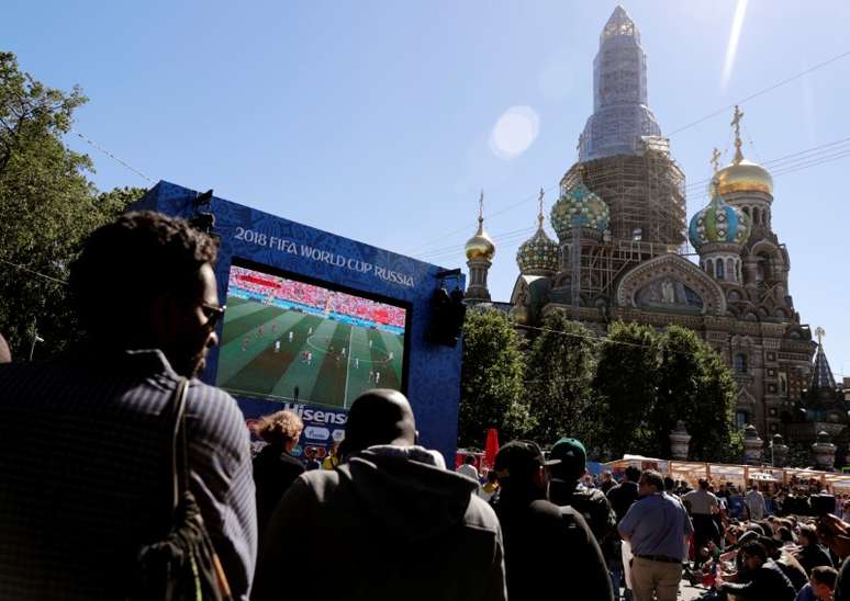 Torcedores assistem partida da Copa do Mundo na Fifa Fan Fest em São Petersburgo
20/06/2018 REUTERS/Henry Romero