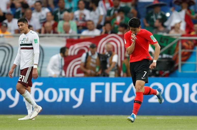 Son beija o símbolo da Coreia do Sul após marcar o seu gol contra o México na Copa do Mundo