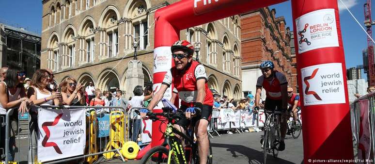 Paul Alexander, de 81 anos, termina em Londres a viagem de cinco dias de bike