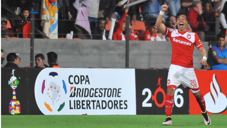 Na mira do Flamengo: Fernando Uribe em ação pelo Toluca, do México (Foto: Maria Calls/AFP)