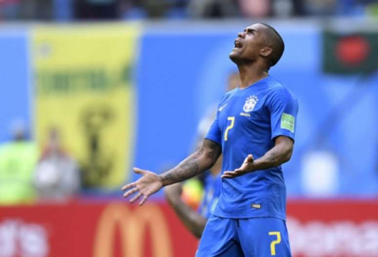 Douglas Costa preocupa para a sequência na competição (Foto: AFP/GABRIEL BOUYS)