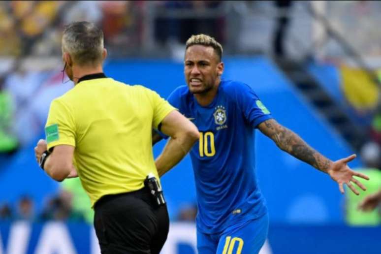 Neymar reclama com o árbitro da partida contra a Costa Rica