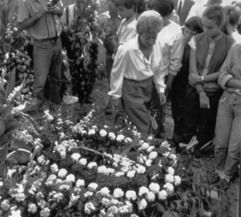 'Chichita' deixa flores no túmulo de Italo Calvino