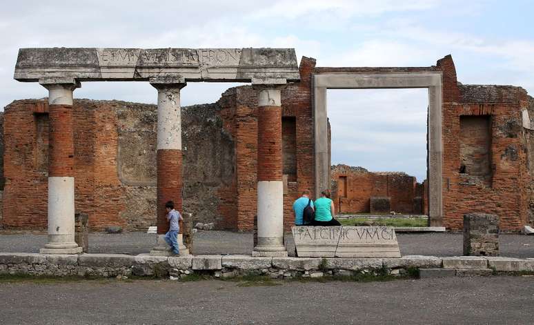 Turistas visitam ruas de paralelepípedo na antiga Pompeia, sul da Itália