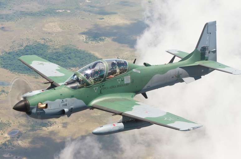 Avião de modelo Super Tucano durante voo