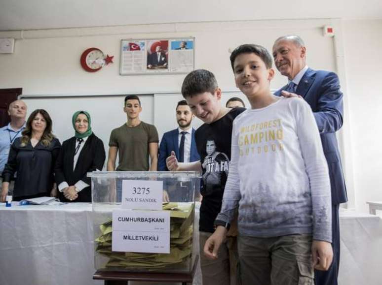 Recep Tayyip Erdogan deposita voto em eleições na Turquia
