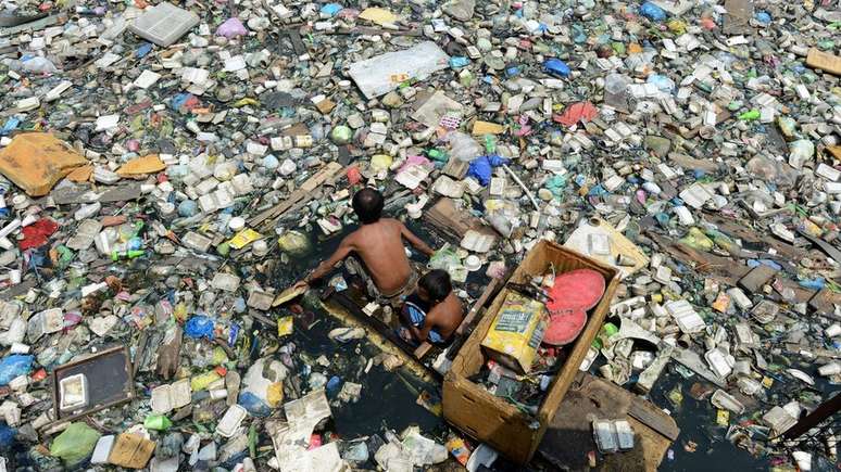 O descarte de plástico está fora de controle, como mostra essa foto de um rio nas Filipinas