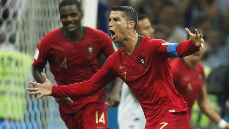 Com bola de efeito, Cristiano Ronaldo empatou o jogo contra a Espanha na Rússia