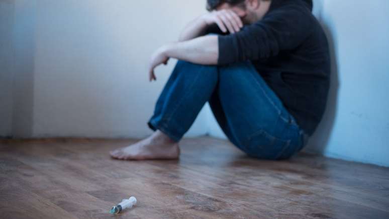 Abuso de substâncias químicas é um fator de risco para o suicídio - mesmo a maconha, percebida como inócua, pode favorecer a depressão e a esquizofrenia