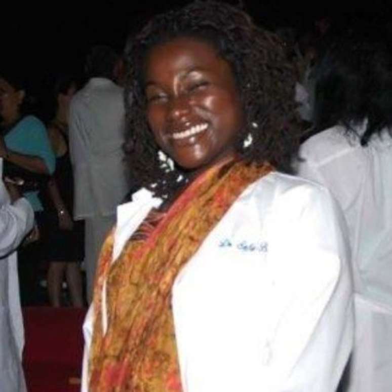 Sarpoma em sua formatura; curso dura seis anos, dois a mais que nos EUA