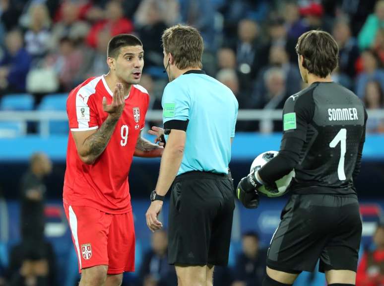 Atacante sérvio Mitrovic reclama com árbitro no jogo contra a Suíça