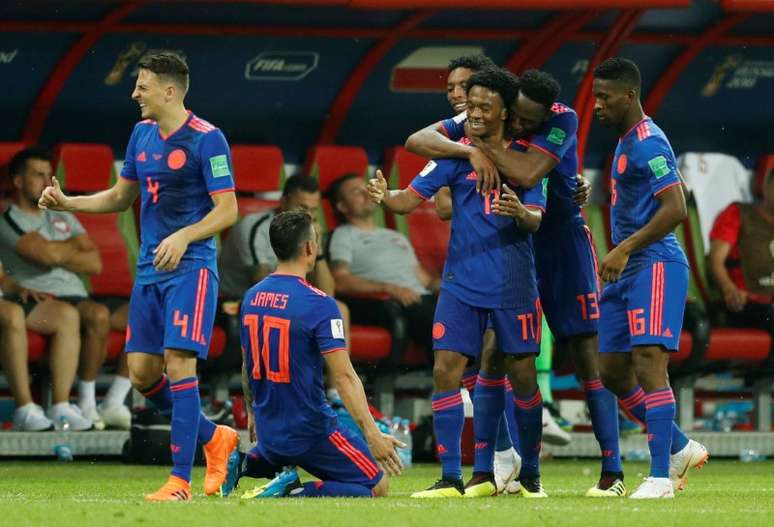 Jogadores da Colômbia comemoram o gol de Cuadrado, o terceiro contra a Polônia