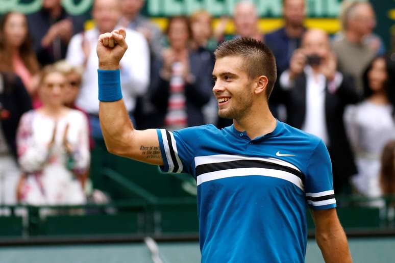 Coric vibra após vencer Roger Federer em Halle