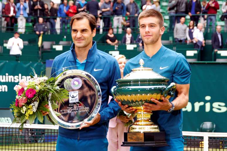 Coric e Federer posam para foto com os seus troféus; croata venceu o suíço na final de Halle