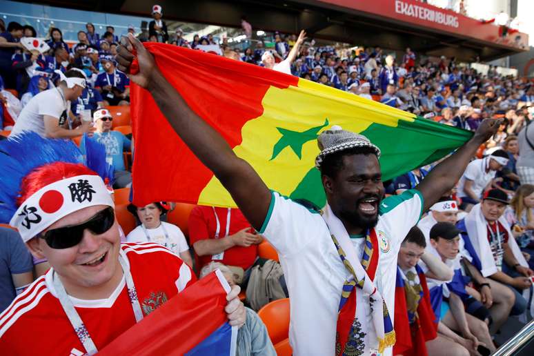 Torcedores de Senegal e do Japão curtem juntos o pré-jogo em Ecaterimburgo