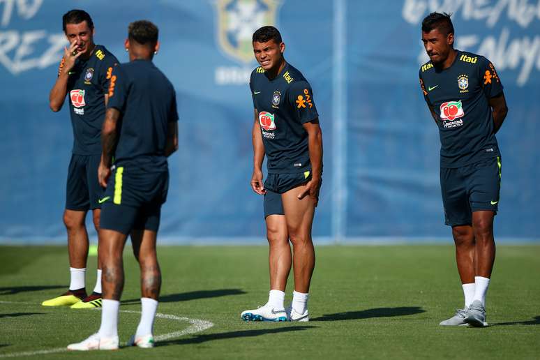 Paulinho, Thiago Silva e Neymar no treino deste domingo (24) comandado por Tite