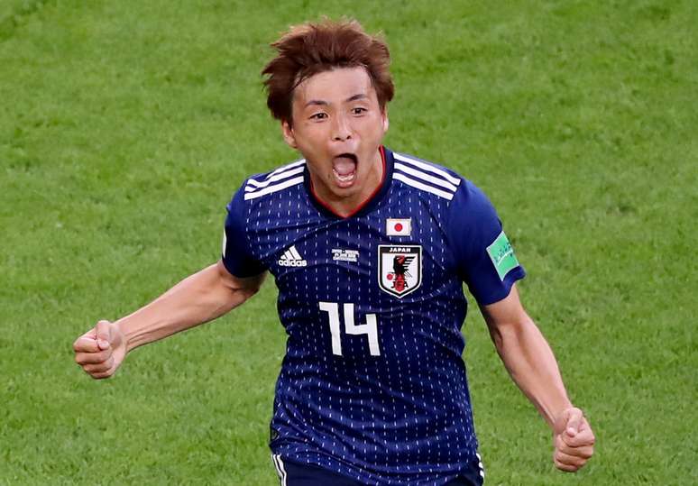 Inui vibra com o seu gol pra cima de Senegal; o Japão empatou o jogo com esse tento