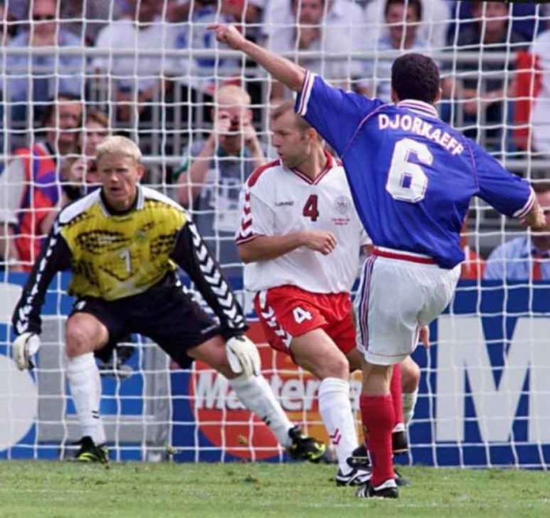 Schmeichel durante o jogo contra a França em 1998 (Foto: GABRIEL BOUYS / AFP)