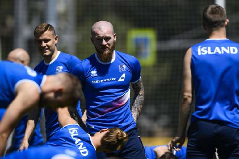 Aaron Gunnarsson, capitão da seleção da Islândia (Foto: Jonathan Nackstrand / AFP)