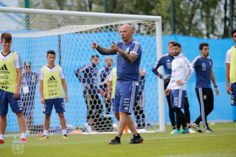 Sampaoli durante treino da seleção argentina em Bronnitsy