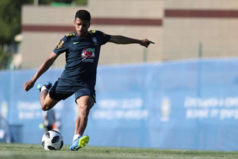 Taison em treino de finalização com a Seleção Brasileira