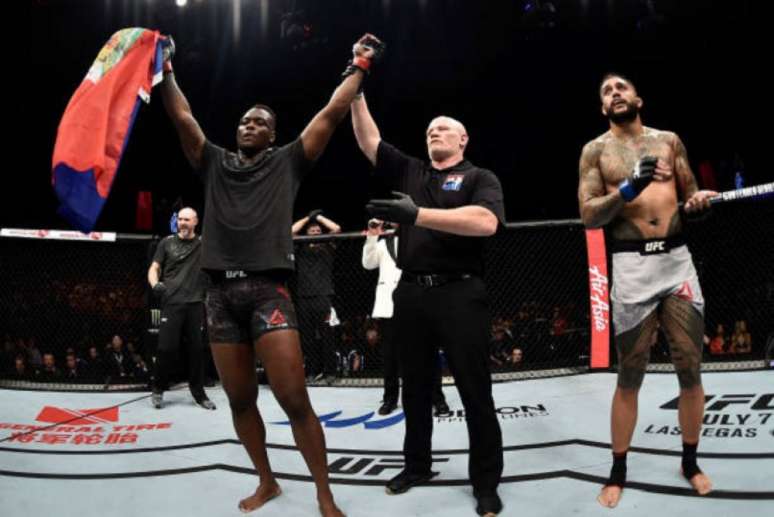 Ovince St-Preux saiu vencedor ainda no primeiro round em luta válida pelo UFC Cingapura (Foto: UFC)