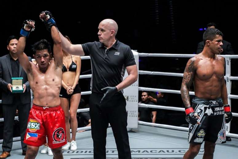 Adriano Moraes foi derrotado por Geje Eustaquio na decisão dividida dos árbitros (Foto: ONE Championship)