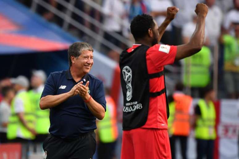 Hernán Darío Gómez comemora primeiro gol do Panamá em Copas, marcado por Baloy (Foto: Dimitar Dilkoff / AFP)