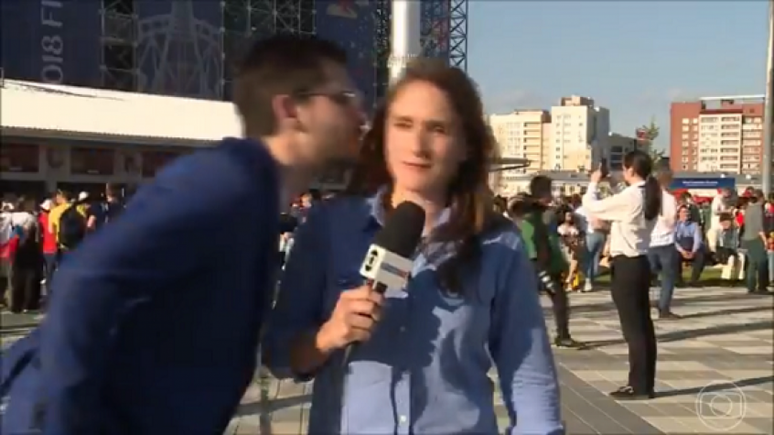 Torcedor tenta beijar a repórter Júlia Guimarães à força (Foto: Reprodução/TV Globo)